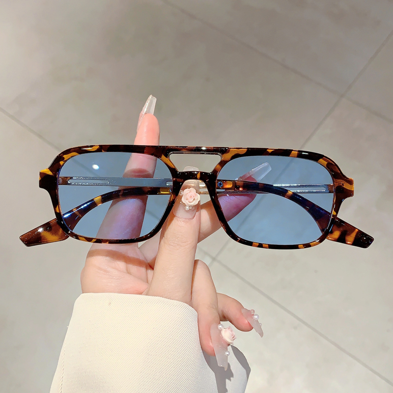 نظارات شمسية نسائية عصرية ذات  - مراجعة Designer Sunglasses وسعره