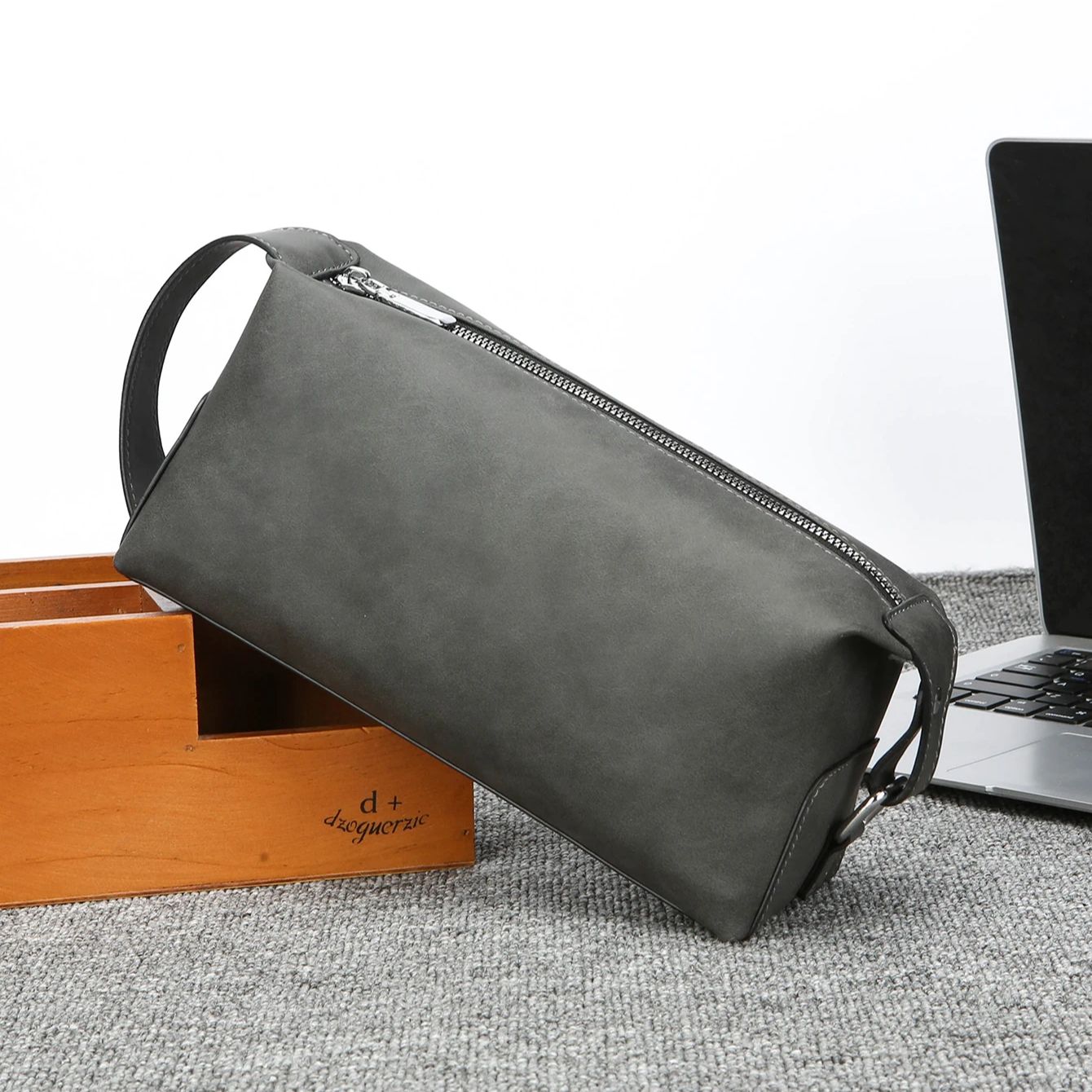 حقيبة أدوات تجميل رجالية من جل - مراجعة Travel Luggage Set وسعره
